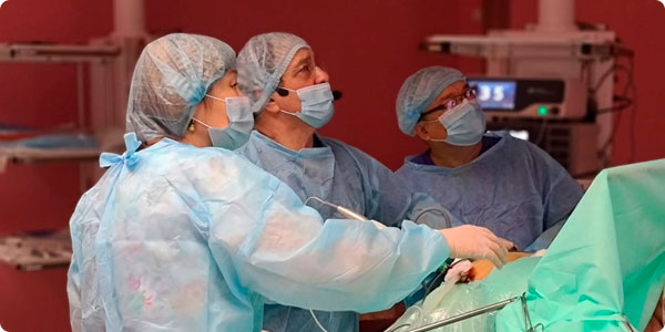 Хирурги МОМБ провели две операции по уменьшению желудка пациенткам с ожирением