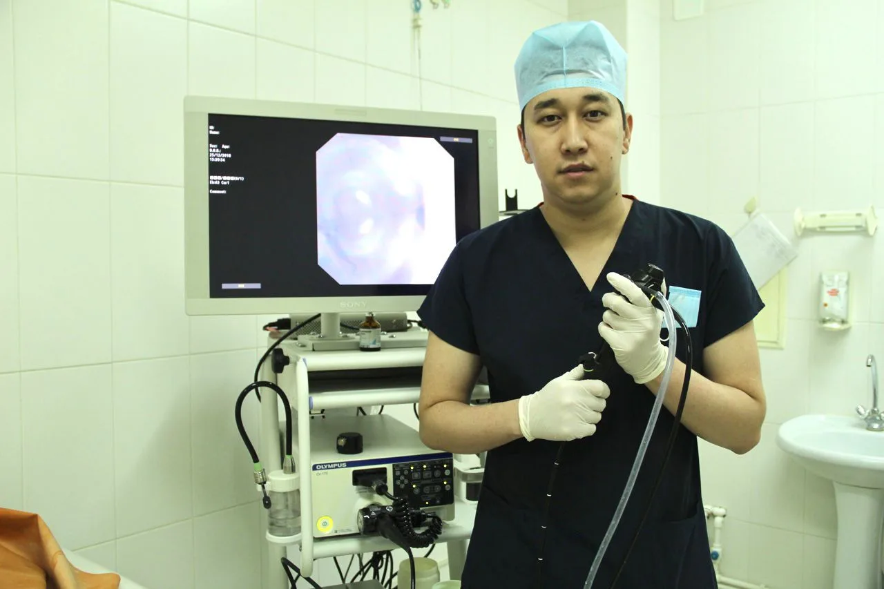 Эндоскопист-хирург дәрігерлер науқасқа ЭРХПГ операциясын жасады