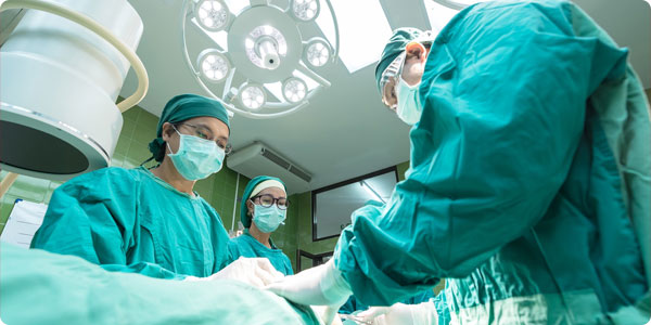 Хирурги МОБ Актау спасли человека от ампутации ног