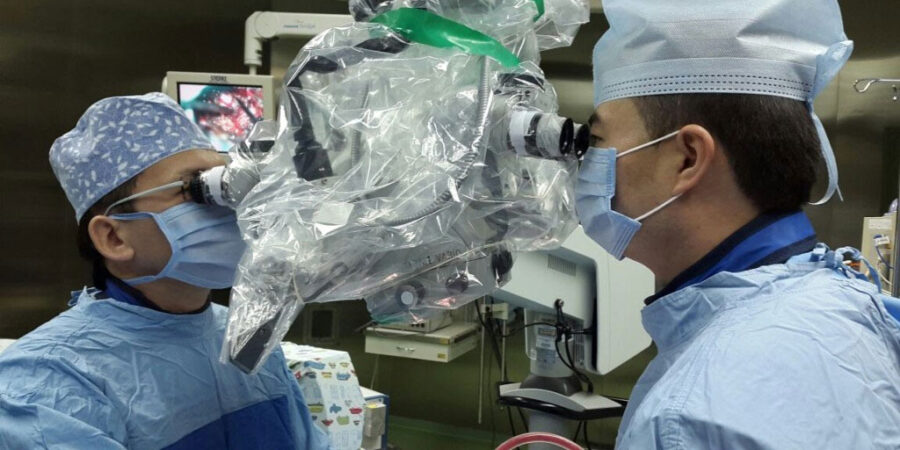 Нейрохирурги Актау (Мангистайская областная больница) во время проведения операции