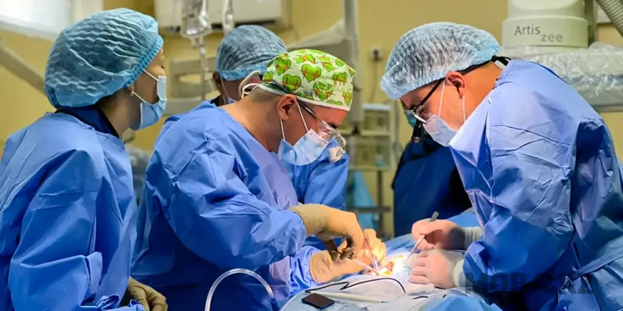 Актауские кардиохирурги провели операцию на сердце особым методом